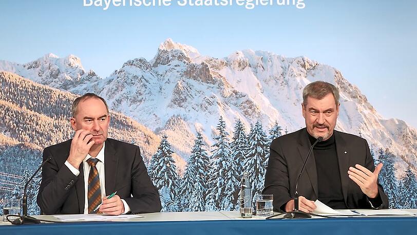 Hubert Aiwanger (FW, l.) und Markus Söder (CSU) bei einer Pressekonferenz am Dienstag. Hubert Aiwanger (FW, l.) und Markus Söder (CSU) bei einer Pressekonferenz am Dienstag.