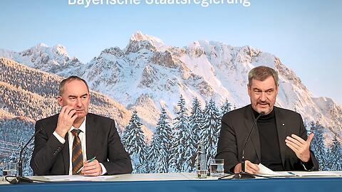 Hubert Aiwanger (FW, l.) und Markus S&ouml;der (CSU).