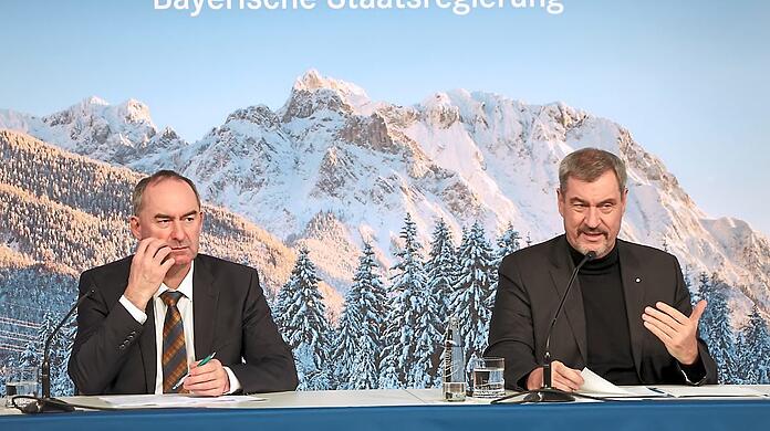 Hubert Aiwanger (FW, l.) und Markus S&ouml;der (CSU)  bei einer Pressekonferenz am Dienstag.