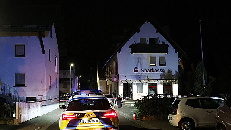 In Waldaschaff wurde ein Geldautomat gesprengt. Die dazugehörige Sparkassenfiliale ist in einem bewohnten Mehrfamilienhaus untergebracht. In Waldaschaff wurde ein Geldautomat gesprengt. Die dazugehörige Sparkassenfiliale ist in einem bewohnten Mehrfamilienhaus untergebracht.