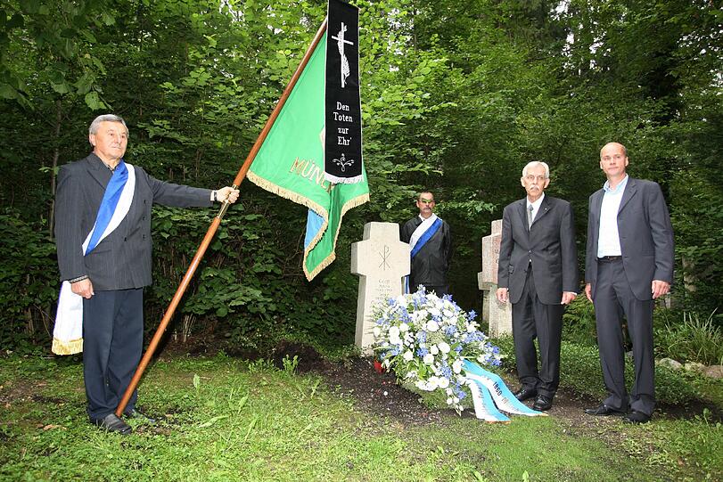 Kranzniederlegung für das älteste Löwenmitglied Fritz Gress durch Präsident Dieter Schneider und  Fussballabteilungsleiter Robert Reisinger am Sollner Waldfriedhof. Die Bilder