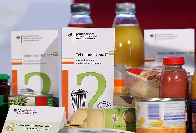 Bundesverbraucherministerin Ilse Aigner (CSU) am Montag (19.03.12) in Berlin in der Kochschule "Kochbar Berlin" bei der Vorstellung einer Informationskampagne ueber das Mindesthaltbarkeitsdatum. Die Kampagne soll die Verschwendung von geniessbaren Lebensmitteln eindaemmen. "Das Mindesthaltbarkeitsdatum ist kein Wegwerfdatum, sondern eine Orientierungshilfe", sagte Aigner am Montag in Berlin. Zu oft landeten Lebensmittel im Muell, die noch geniessbar seien.
