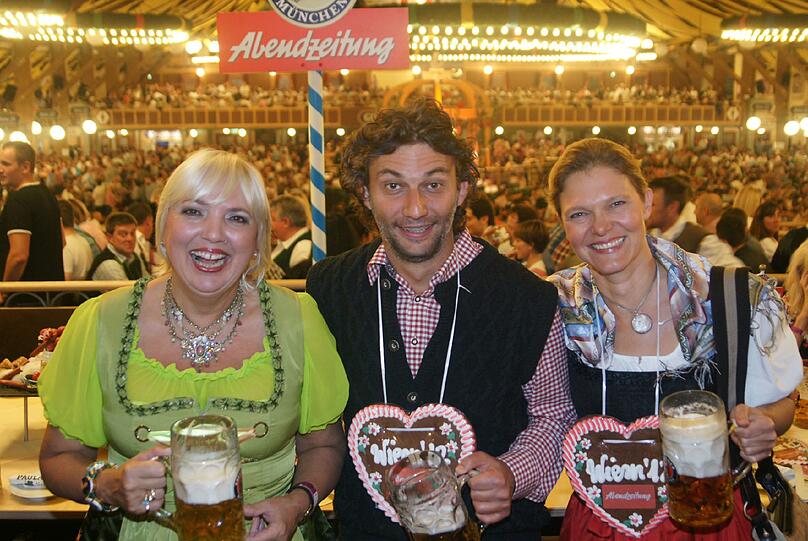 Das Paar nochmal mit Grünen-Chefin Claudia Roth