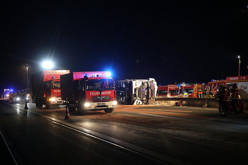 Ein mit Reifen beladener Lastwagen durchbrach am Donnerstag die Mittelleitplanke der A9 nahe des Autobahndreiecks Bayreuth/Kulmbach. Der Fahrer erlag noch am Unfallort seinen Verletzungen.