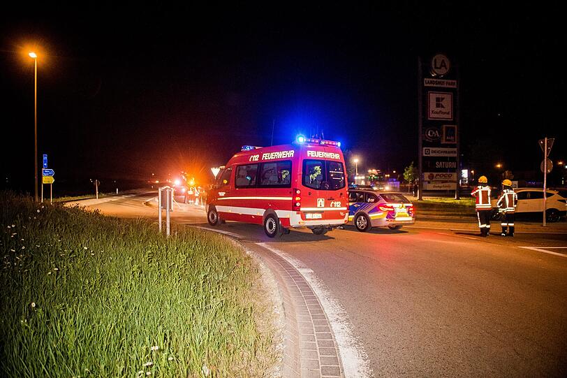 Ein 47-Jähriger flüchtet mit seinem Mercedes CLA vor einer Polizeikontrolle, übersieht einen Kreisverkehr und wird rund 40 Meter durch die Luft geschleudert. Die Bilder vom Einsatz