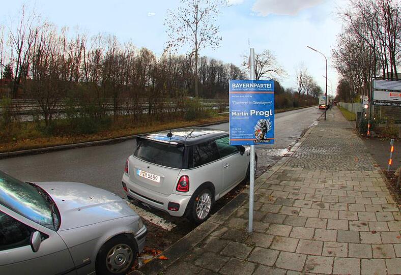 Im Münchner Osten wirbt die Bayernpartei auch jetzt noch für einen Vortrag vom Juli.
