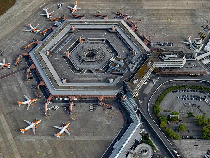Blick auf den Flughafen Tegel. Der Berliner Flughafen Tegel hat auch in seinem letzten vollständigen Betriebsjahr Gewinn abgeworfen.