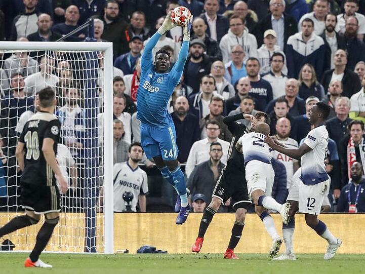 Ajax-Keeper Andre Onana (M) klärt im Amsterdamer Strafraum.