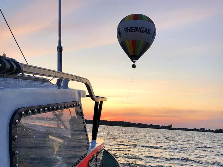 Abschleppen auf See: Seenotretter der Deutschen Gesellschaft zur Rettung Schiffbrüchiger (DGzRS) nähern sich einem Heißluftballon.