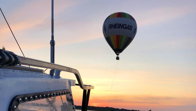 Abschleppen auf See: Seenotretter der Deutschen Gesellschaft zur Rettung Schiffbrüchiger (DGzRS) nähern sich einem Heißluftballon. Abschleppen auf See: Seenotretter der Deutschen Gesellschaft zur Rettung Schiffbrüchiger (DGzRS) nähern sich einem Heißluftballon.
