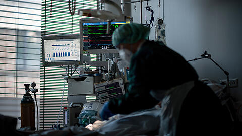 Viele Corona-Patienten müssen auf die Intensivstation – die Mehrzahl davon ist ungeimpft. (Symbolbild)
