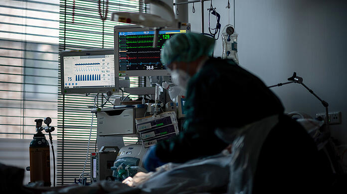 Tag für Tag kämpft das medizinische Personal in den Krankenhäusern um das Leben von Corona-Patienten – viele von ihnen sind ungeimpft. (Symbolbild)