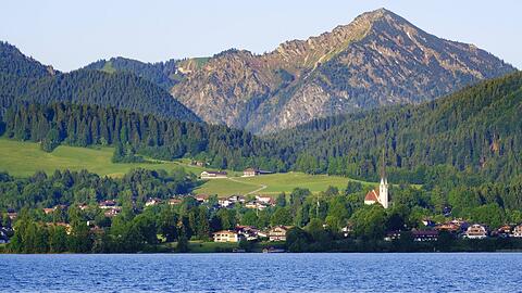 Bad Wiessee: Etwa 300 Meter über dem Tegernsee, hat sich hier eine Münchner Unternehmerfamilie eine Hütte zu einem luxuriösen Wochenendhäuschen umbauen lassen.