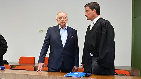 Zweiter Prozesstag (1. Juli) im Strafverfahren gegen Alfons Schuhbeck (l.) wegen des Verdachts des Subventionsbetrugs vor dem Landgericht München.