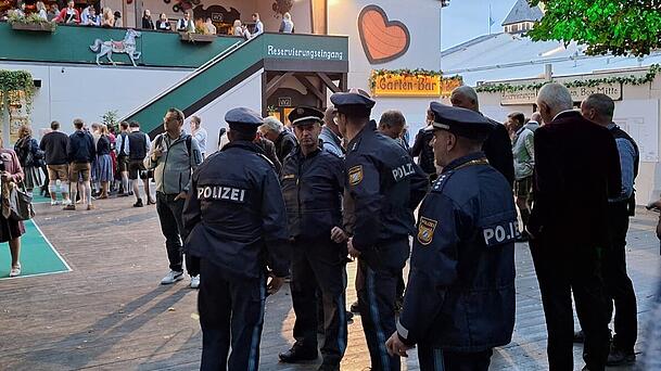 Damit alles ruhig verläuft bei Arnies Wiesn-Besuch, sind zahlreiche Polizisten vor Ort.