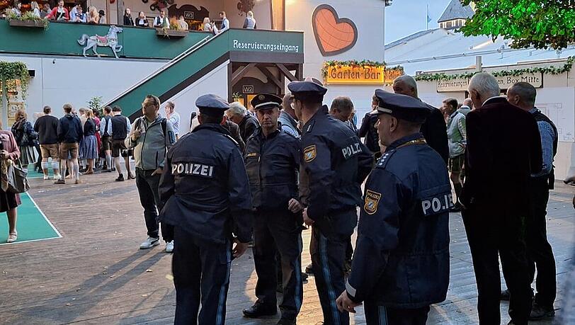 Damit alles ruhig verläuft bei Arnies Wiesn-Besuch, sind zahlreiche Polizisten vor Ort. Damit alles ruhig verläuft bei Arnies Wiesn-Besuch, sind zahlreiche Polizisten vor Ort.