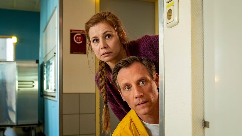 Wieder einmal muss Charlie (Josefine Preuß) ihren Chef Dr. Neiss (Patrick Kalupa) bei seinen kühnen Plänen unterstützen. Wieder einmal muss Charlie (Josefine Preuß) ihren Chef Dr. Neiss (Patrick Kalupa) bei seinen kühnen Plänen unterstützen.