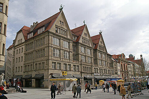 Das Edel-Kaufhaus Oberpollinger am Stachus hat eine Sonderrolle bei Karstadt, weil es in eine Extra-Sparte gehört.