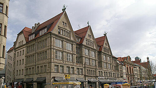 Das Edel-Kaufhaus Oberpollinger am Stachus hat eine Sonderrolle bei Karstadt, weil es in eine Extra-Sparte gehört. Das Edel-Kaufhaus Oberpollinger am Stachus hat eine Sonderrolle bei Karstadt, weil es in eine Extra-Sparte gehört.