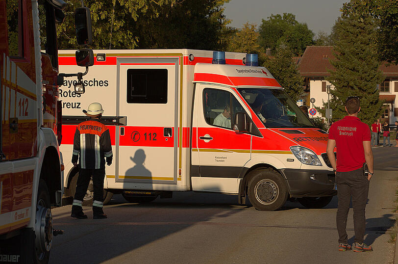 Tödlicher Fahrradunfall in Seebruck - eine 61-Jährige ist von einem Anhänger überrollt worden. Die Bilder vom Unfallort.