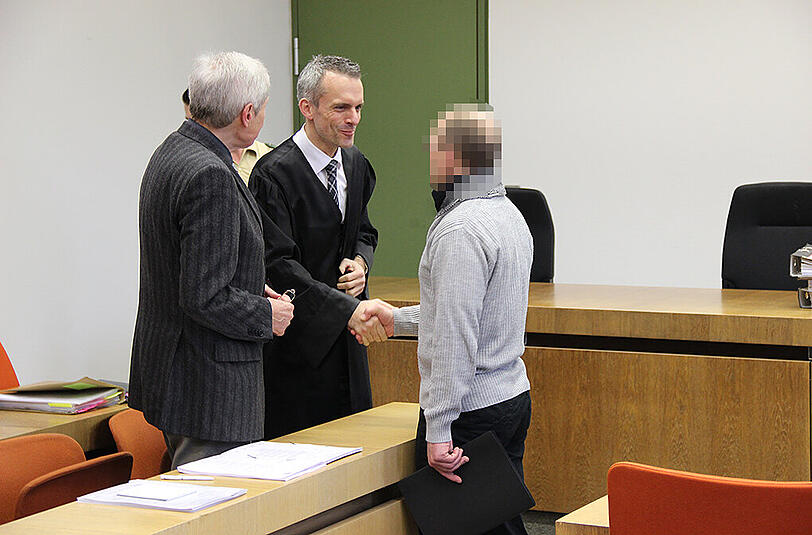 Vor Gericht: Vasilijs J. begrüßt seinen Anwalt Christian Gerber.