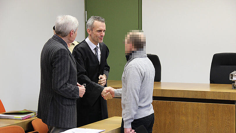 Vor Gericht: Vasilijs J. begrüßt seinen Anwalt Christian Gerber. Vor Gericht: Vasilijs J. begrüßt seinen Anwalt Christian Gerber.