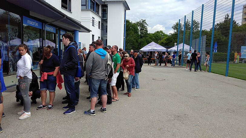 Eine lange Schlange vor der Löwen-Geschäftsstelle an der Grünwalder Straße: Etliche Mitglieder möchten eine Dauerkarte für die neue Saison in der Regionalliga.