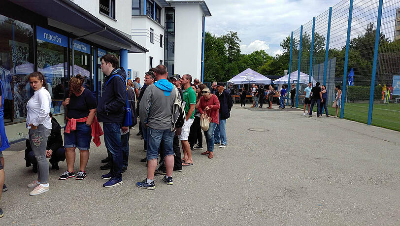 Eine lange Schlange vor der Löwen-Geschäftsstelle an der Grünwalder Straße: Etliche Mitglieder möchten eine Dauerkarte für die neue Saison in der Regionalliga. Eine lange Schlange vor der Löwen-Geschäftsstelle an der Grünwalder Straße: Etliche Mitglieder möchten eine Dauerkarte für die neue Saison in der Regionalliga.