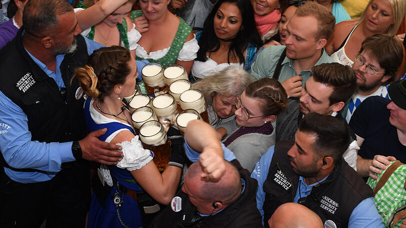 Die Stimmung im Hofbräu-Festzelt ist bereits um kurz nach 12 bombastisch.
