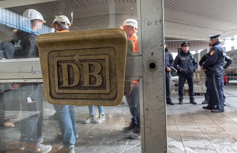 Seit Montagmittag ist die Schalterhalle nur noch für Bauarbeiter zugänglich.