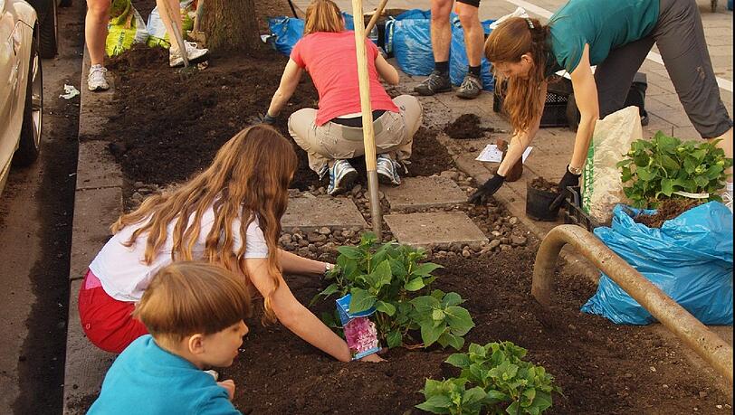 Gemeinsam pflanzen mit dem Grünpatenprojekt. Gemeinsam pflanzen mit dem Grünpatenprojekt.