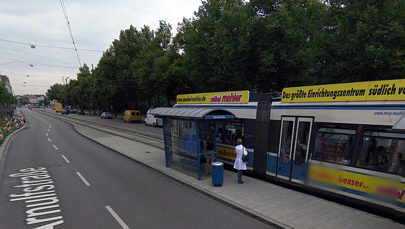 Die betroffene Haltestelle Deroystraße vor dem Unfall. Die betroffene Haltestelle Deroystraße vor dem Unfall.