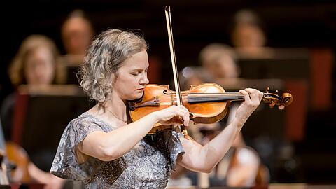 Die amerikanische Geigerin Hilary Hahn als Brahms-Interpretin in der Isarphilharmonie.