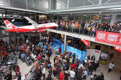 Riesenstimmung in der Abflughalle. 32.000 Gäste kamen zur Party im Nürnberger Flughafen.