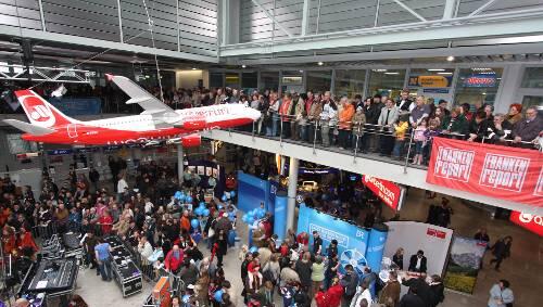 Riesenstimmung in der Abflughalle. 32.000 Gäste kamen zur Party im Nürnberger Flughafen. Riesenstimmung in der Abflughalle. 32.000 Gäste kamen zur Party im Nürnberger Flughafen.