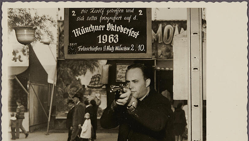 So kennen es viele Münchner noch: Eine Foto-Postkarte als Souvenir aus der Schießbude "Fotoschießen" des Schaustellers Siegfried Butz, München, 1963.