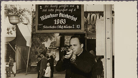 So kennen es viele Münchner noch: Eine Foto-Postkarte als Souvenir aus der Schießbude "Fotoschießen" des Schaustellers Siegfried Butz, München, 1963.