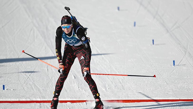 Wieder keine Medaille: Franziska Preu&szlig; l&auml;uft in der Verfolgung ins Ziel.