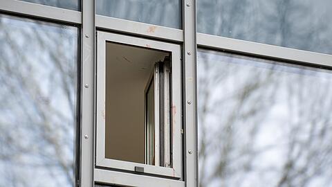 Ein blutverschmiertes Fenster in einem Hotel in Werne, in dem eine Frau erstochen wurde.