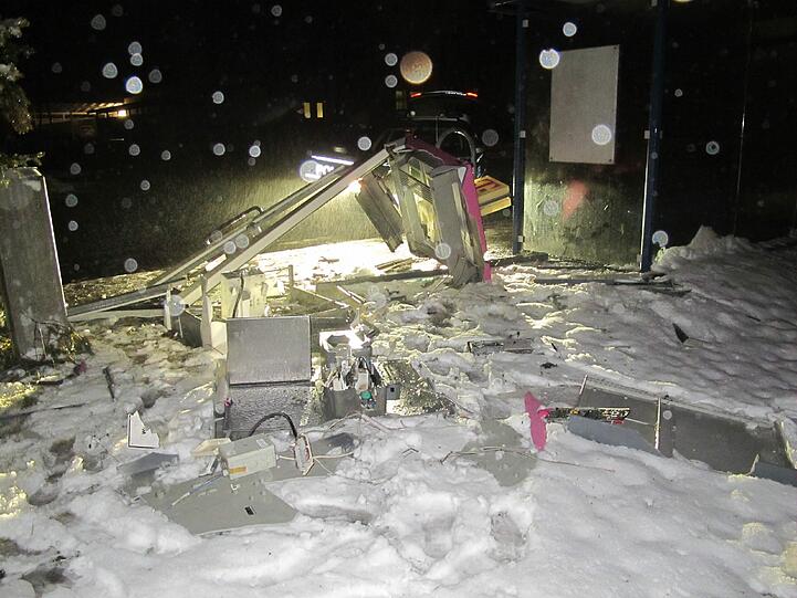 Das war mal eine Telefonzelle. Silvesterböller sprengten sie in die Luft.