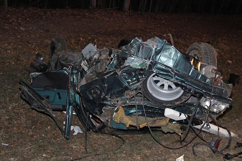Ein BMW hat sich auf der A 95 überschlagen. Der Fahrer wurde schwer verletzt ins Krankenhaus gebracht. Am Auto entstand ein Totalschaden.