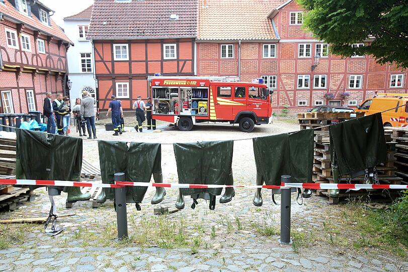 Wathosen, die mit Elbwasser in Kontakt kamen, müssen desinfiziert werden un trocknen - wie hier in Lauenburg.