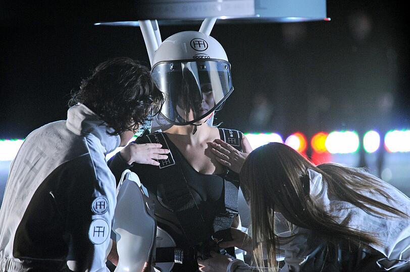 Lady Gaga und das fliegende Kleid "Volantis": Bei der Release-Party zu "Artpop" ist die Pop-Diva abgehoben. Die Bilder.