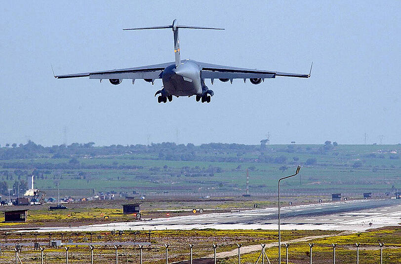 Ein US-Militärflugzeug landet auf dem türkischen Stützpunkt Incirlik bei Adana.