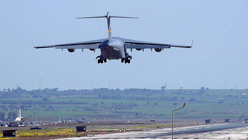 Ein US-Militärflugzeug landet auf dem türkischen Stützpunkt Incirlik bei Adana. Ein US-Militärflugzeug landet auf dem türkischen Stützpunkt Incirlik bei Adana.