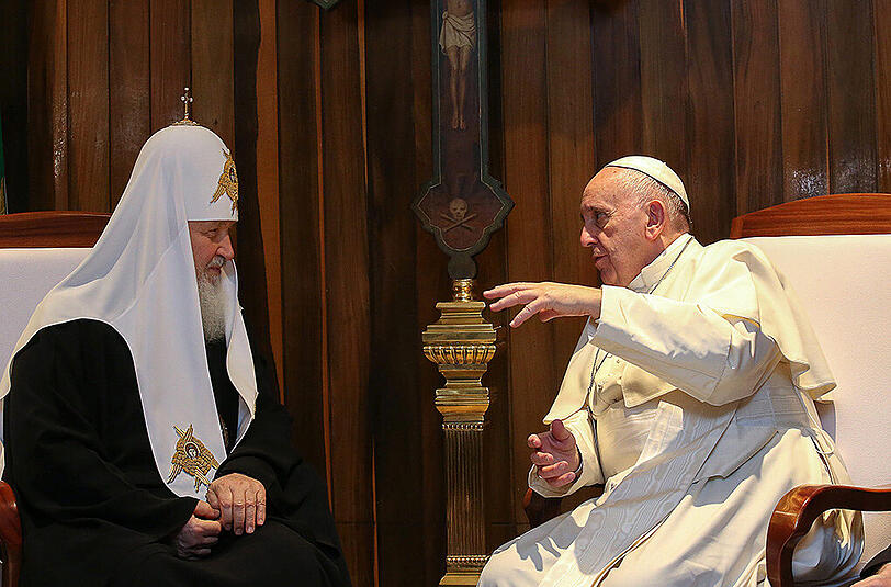 Papst Franziskus (r.) und Patriarch Kirill bei ihrem Treffen in Kuba.