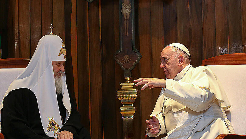 Papst Franziskus (r.) und Patriarch Kirill bei ihrem Treffen in Kuba. Papst Franziskus (r.) und Patriarch Kirill bei ihrem Treffen in Kuba.