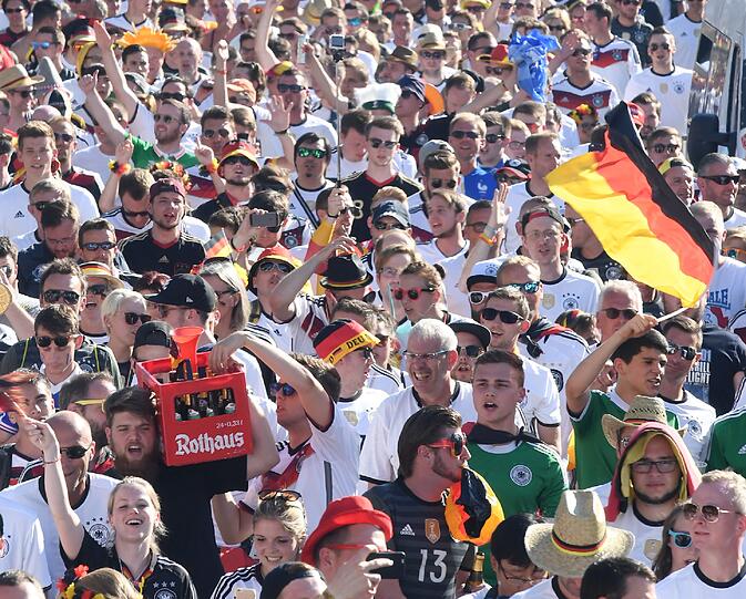 Tausende deutsche Fans verwandeln den Weg zum Stade Vélodrome in Marseille zur Fanmeile.