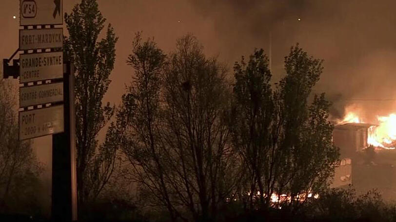 Nach Unruhen in einem Flüchtlingslager in Grand-Synthe in Nordfrankreich ist die Wohnanlage vollständig niedergebrannt.