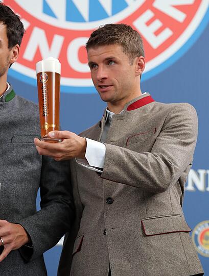 Zum Geburtstag ein Weißbier für Thomas Müller.
